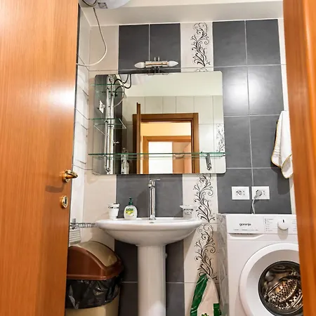1br, 3 Min To Skanderbeg Square Apartment *